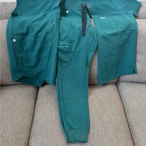 Women’s Figs Hunter Green Scrub Set